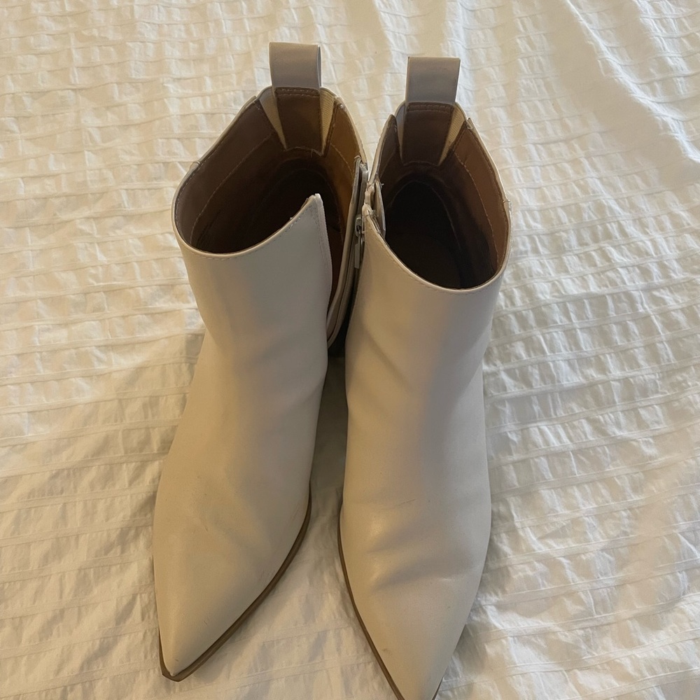 Universal Thread White Booties